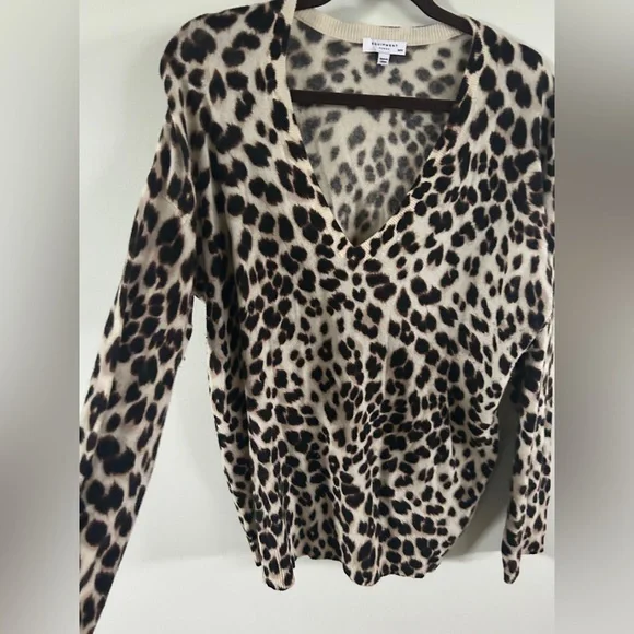 Equipment Cream and Black Leopard Sweater 100% Cashmere medium - Picture 3 of 11